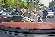 Водитель фуры насильно переместил мотоциклистку с телефоном, перекрывшую проезд ▶