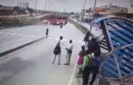 Автобус, неожиданно появившийся в потоке машин, чудом избежал столкновений в Индии (Видео)