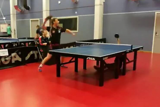 Игрок, упавший под стол, виртуозно отбил удар во время игры в настольный теннис (Видео)