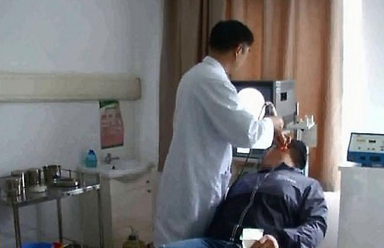Китайские хирурги обнаружили паука, плетущего паутину в ухе у пациента ▶