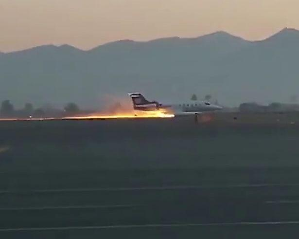Самолёт с неисправным шасси совершил посадку в аэропорту Мексики ▶