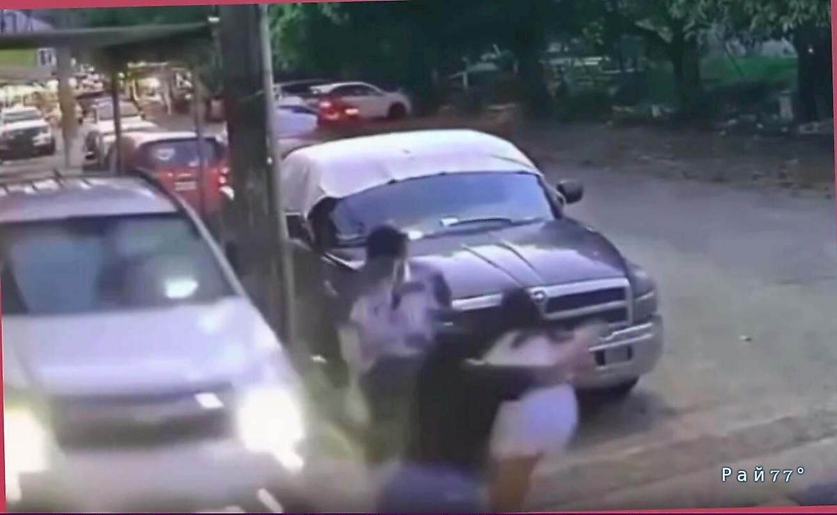 Семья чудом избежала наезда автомобиля и попала на видео в Мексике▶️ Семья чудом избежала наезда автомобиля и попала на видео в Мексике▶️