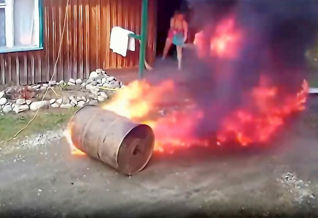 «Сказочный» экстремал чудом не спалил жилище, разрезая болгаркой бочку из-под ГСМ