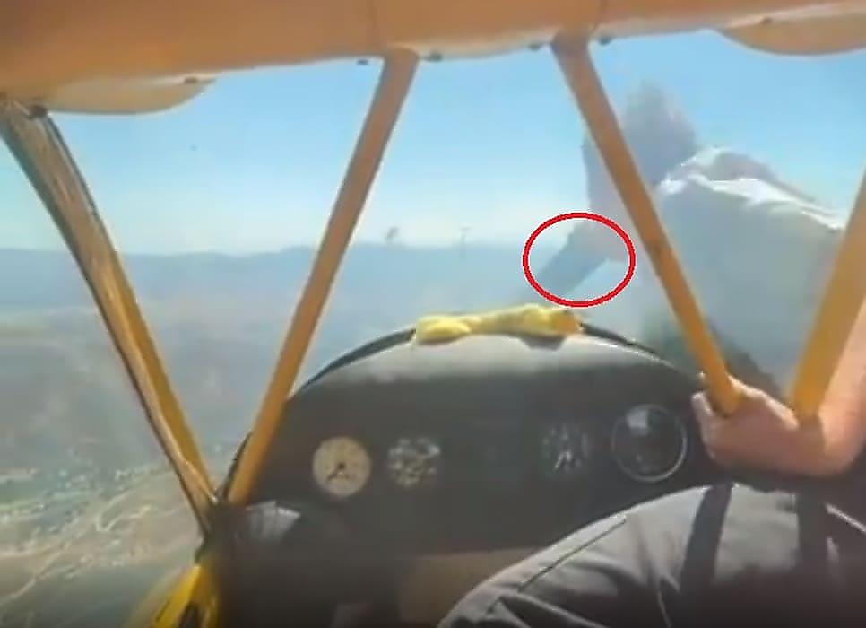 Смелый пассажир рукой перезапустил пропеллер заглохшего во время полёта самолёта - видео