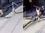 Пешеходы накостыляли мотоциклисту и его подруге за попытку хищения телефона - видео