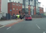 Полицейский, преследуя подозреваемого, неожиданно обогнал свой велосипед ▶
