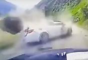 Валун, раздавивший автомобиль, чудом не задел водителя в Китае ▶