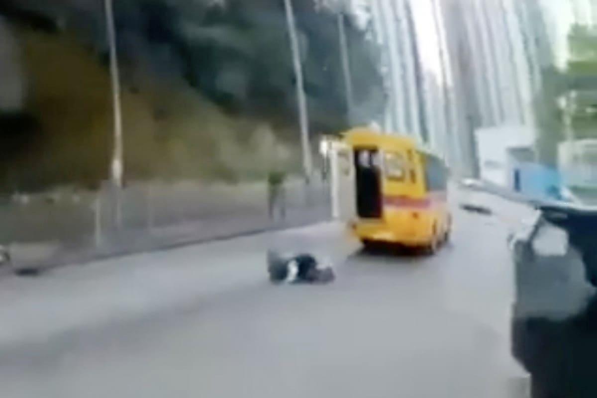 Автобус «потерял» школьника на автотрассе в Гонконге