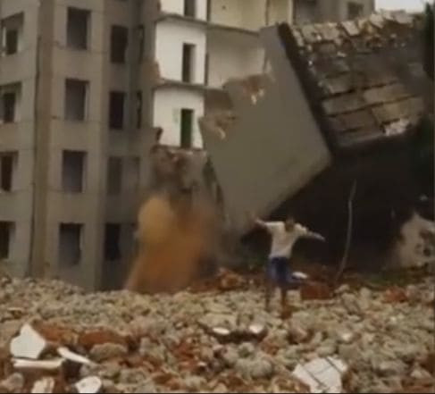 Китаец чуть не угодил под здание, во время его демонтажа (Видео)
