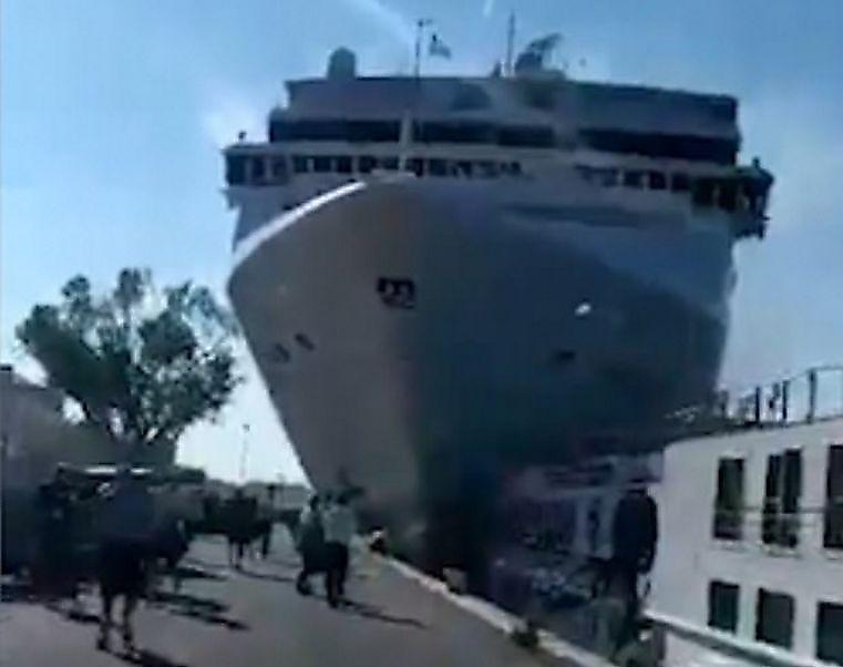 Круизный лайнер, столкнувшись с речным судном, протаранил причал в Венеции ▶