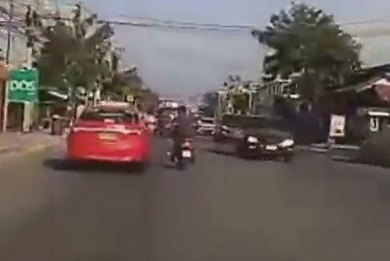 Мотоциклист крайне неудачно отомстил водителю и чуть не попал под колёса автомобиля (Видео)