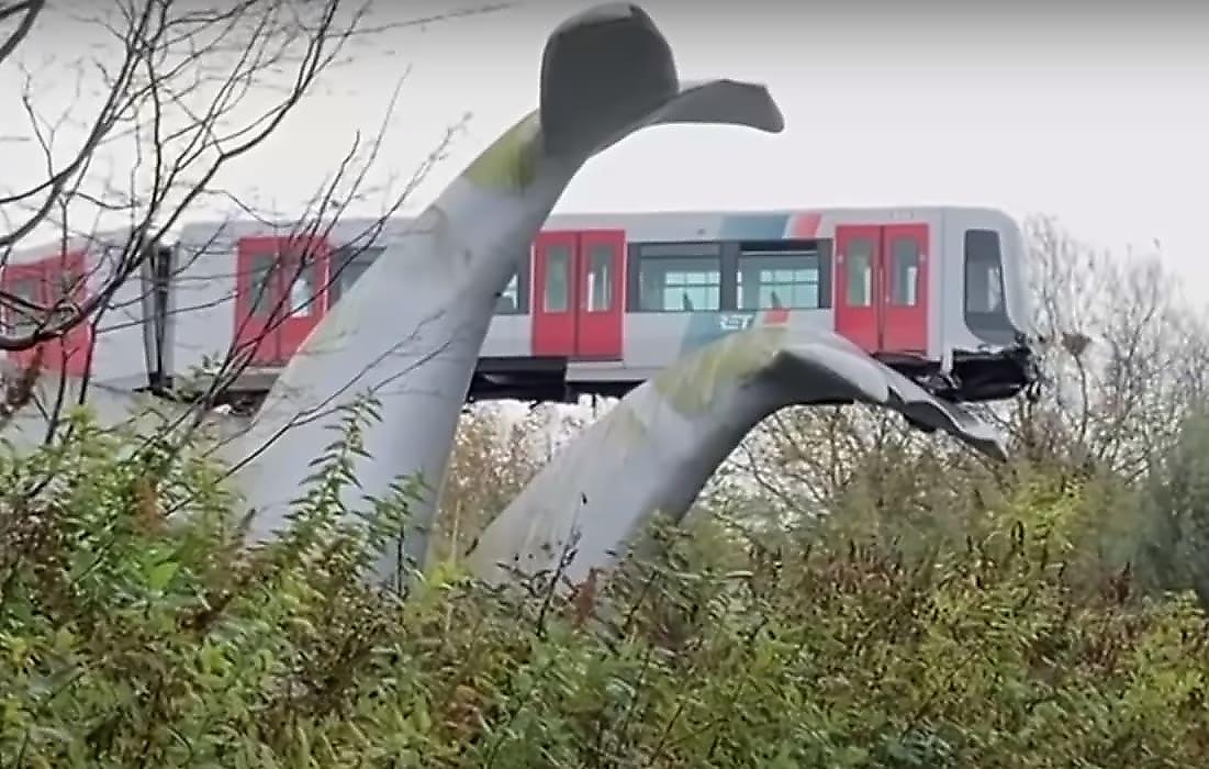 Скульптура кита предотвратила падение поезда в Нидерландах - видео