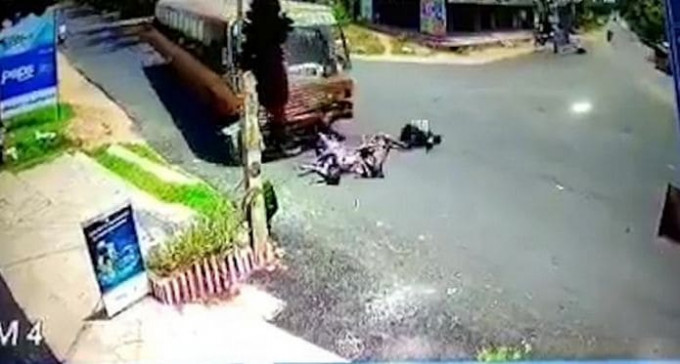 Трое пьяных индийцев на мотоцикле, отделались синяками, после столкновения с автобусом (Видео)
