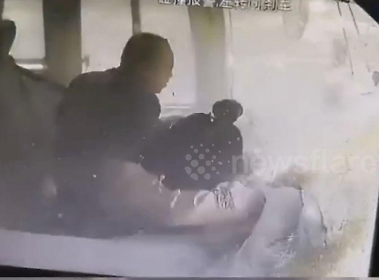 Водитель автобуса поиграл в телефон и врезался в грузовик со злаками в Китае ▶