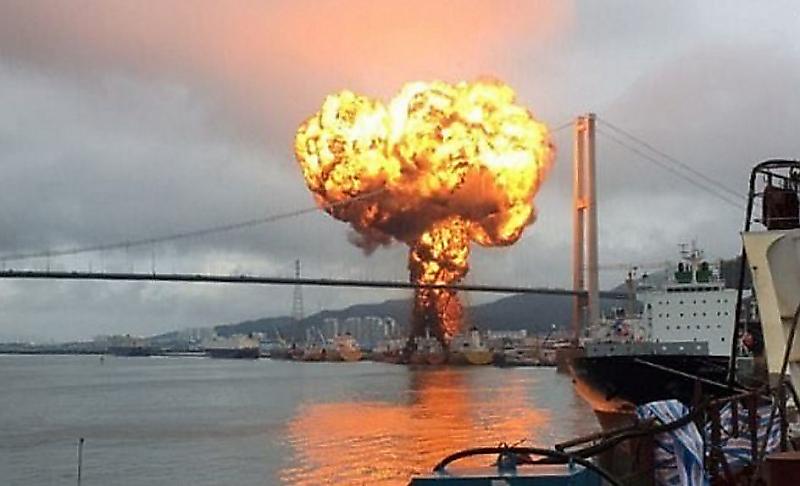 Взрыв танкера с 25000 тоннами горючего, попал на видеокамеру в Южной Корее ▶