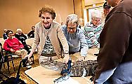 Ласковый крокодил посещает дома престарелых в качестве животного эмоциональной поддержки ▶ 6