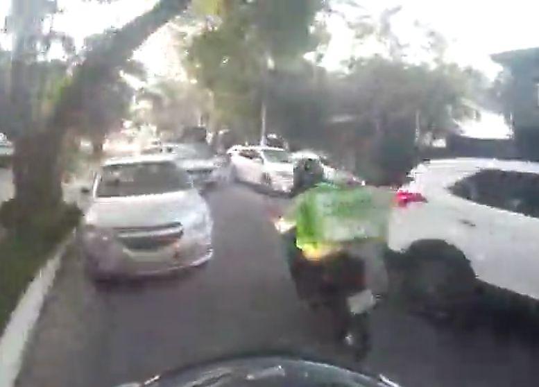 Драматичная погоня полицейских за мотоциклистом произошла в Бразилии ▶