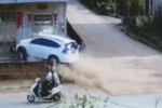 Китайский автомобилист, не поделив дорогу с мотоциклистом, неожиданно «припарковался» в частном владении (Видео)