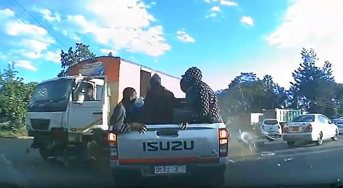 Неуправляемый грузовик снёс легковушки и попал на видео в Зимбабве