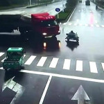 Мотоциклист лихо «подрезал» фуру на перекрёстке в Китае (Видео)