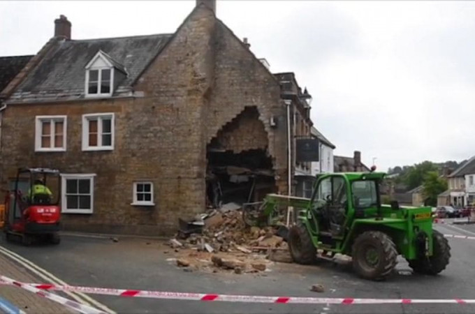 Грабители, угнавшие трактор, разрушили историческое здание, чтобы демонтировать банкомат (Видео)