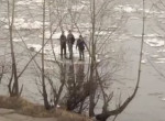 Трое молодых парней, сплавлявшихся на льдине, привлекли внимание местного жителя