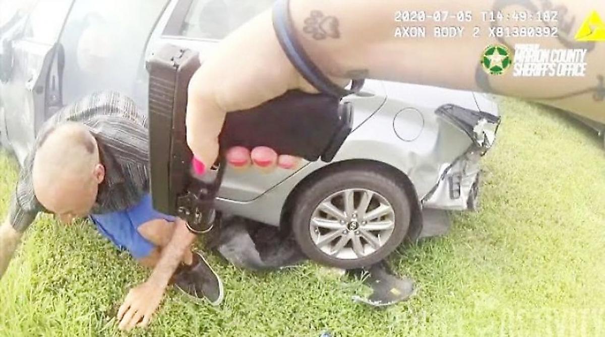 Жесткое задержание автоугонщиков в исполнении женщины-полицейского попало на видео в США