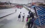 Автобус, неожиданно появившийся в потоке машин, чудом избежал столкновений в Индии (Видео)
