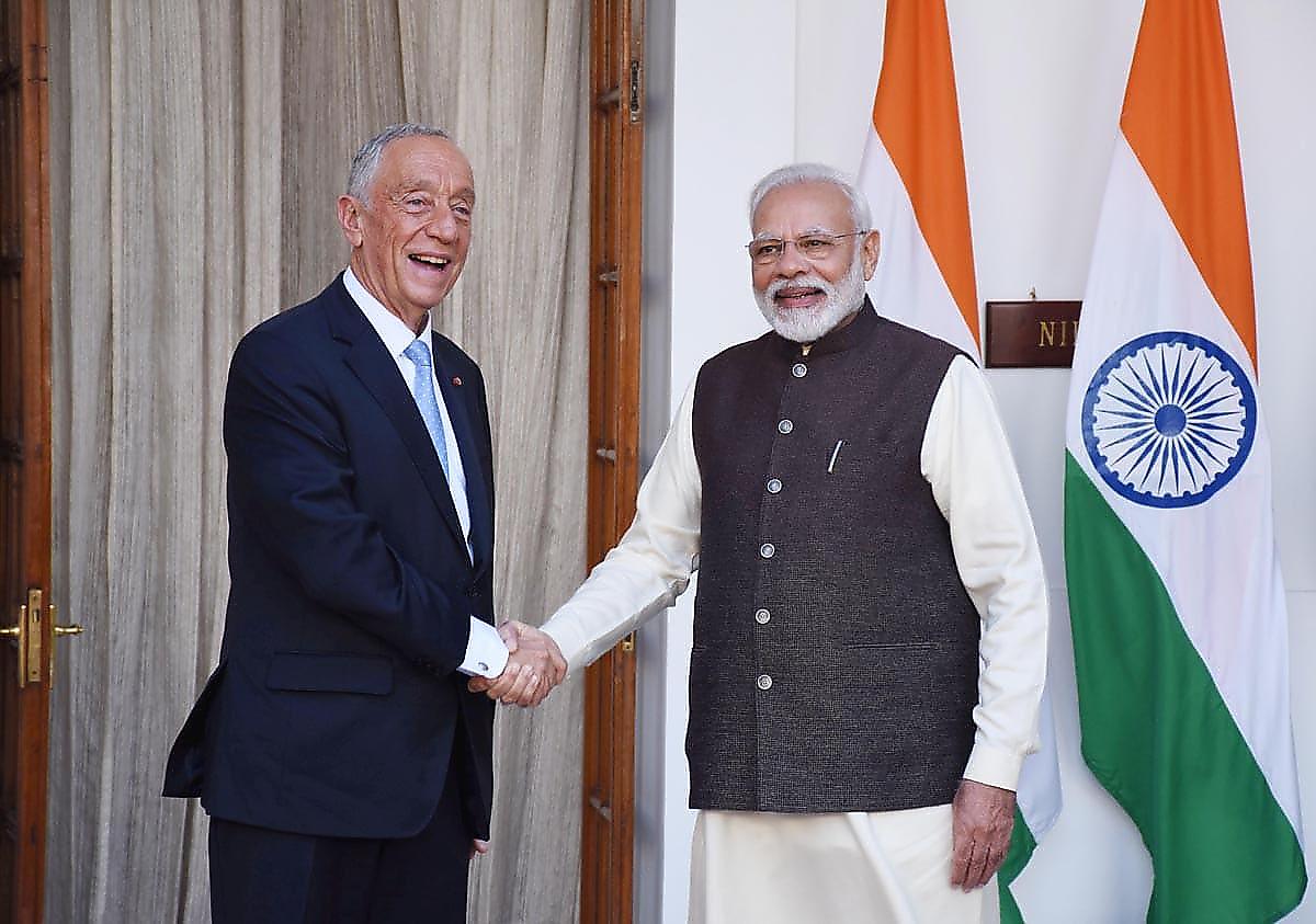 Главы Португалии и Индии поприветствовали друг друга тёплым и очень продолжительным рукопожатием