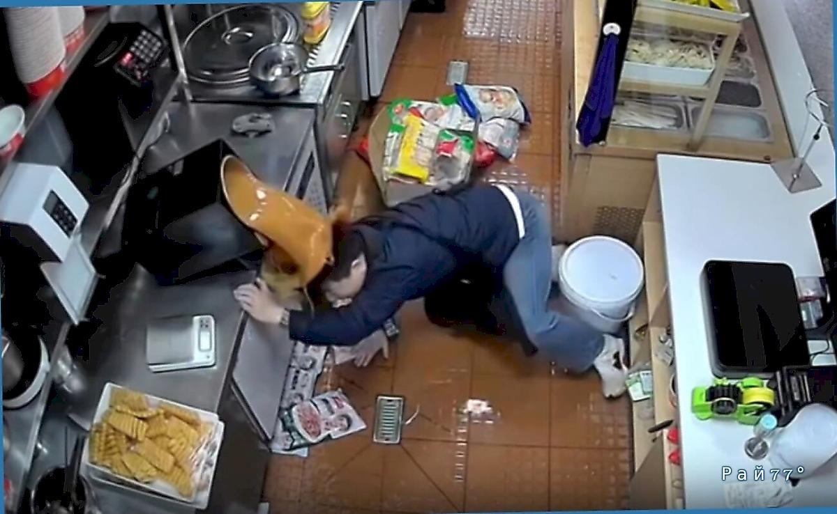 Нерасторопный работник кафе рассмешил Сеть, вылив себе на голову чай с молоком Нерасторопный работник кафе рассмешил Сеть, вылив себе на голову чай с молоком