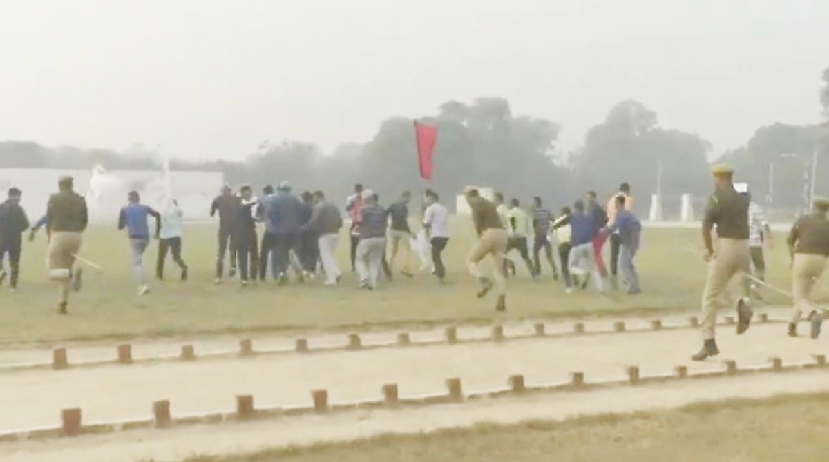 «Скачущая гвардия»: конная полиция без лошадей разогнала толпу в Индии