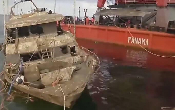 Затонувшее туристическое судно подняли со дна моря у побережья Пхукета (Видео)