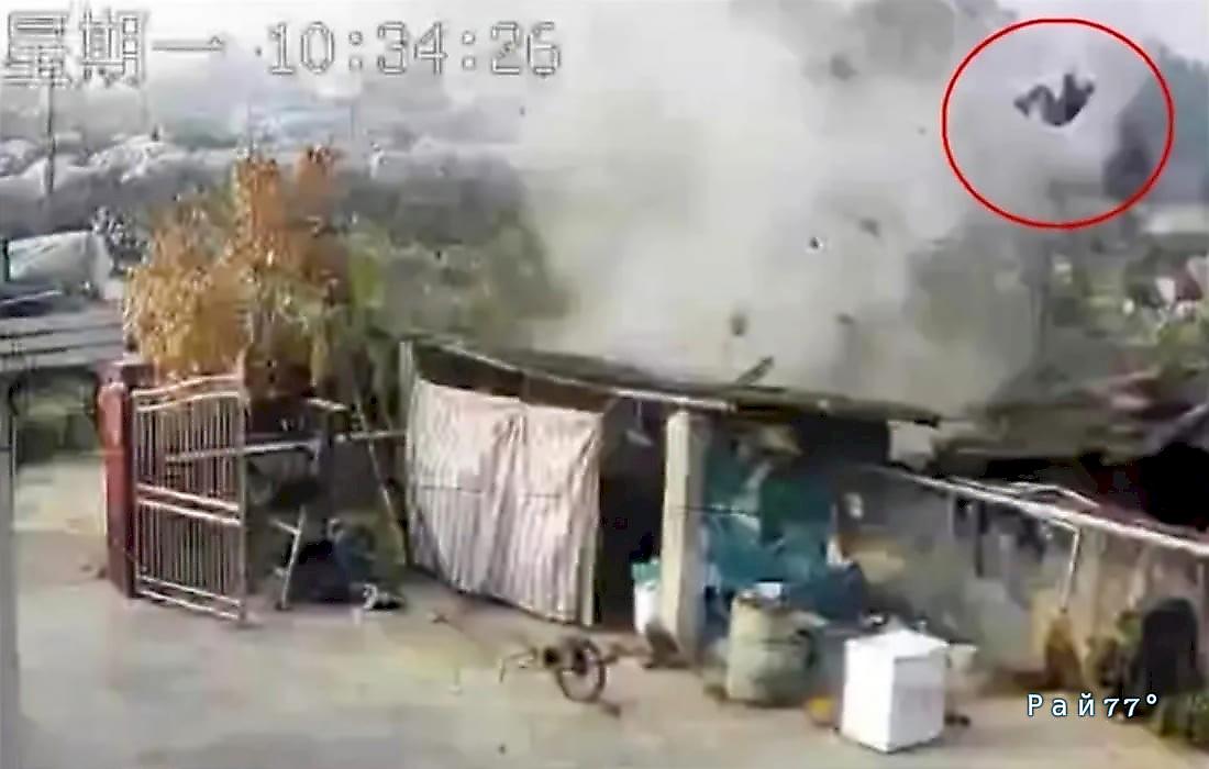 Взрывная волна подбросила в воздух китайца, «починявшего примус»: видео