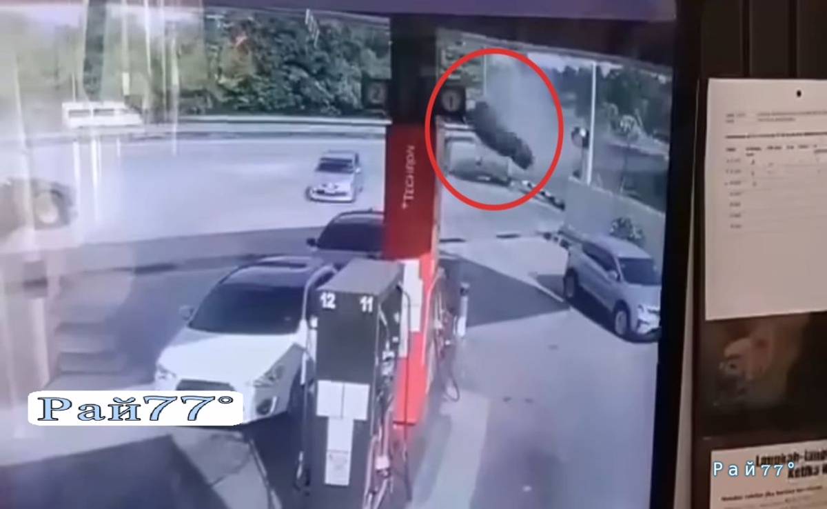 Стремительный полёт легковушки, снесшей столб, попал на видео в Малайзии Стремительный полёт легковушки, снесшей столб, попал на видео в Малайзии