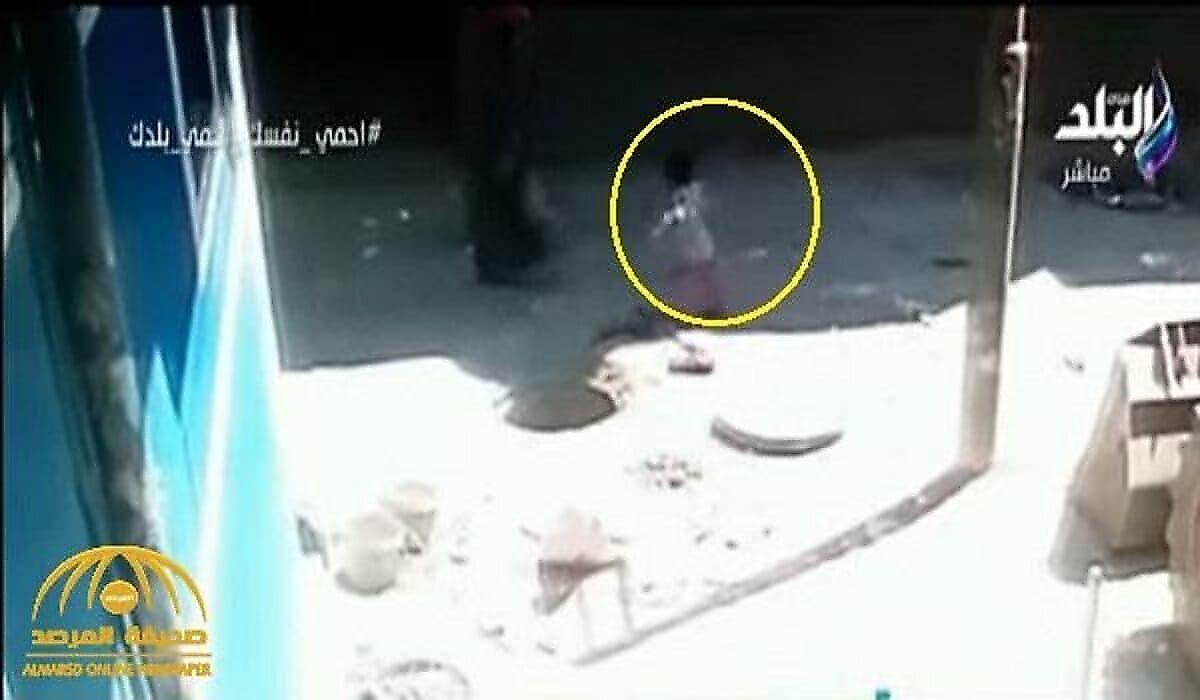 Ребёнок, отбежав от своей матери, упал в открытый колодец в Египте