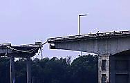 Судно-контейнеровоз обрушило часть моста в Китае: видео 1