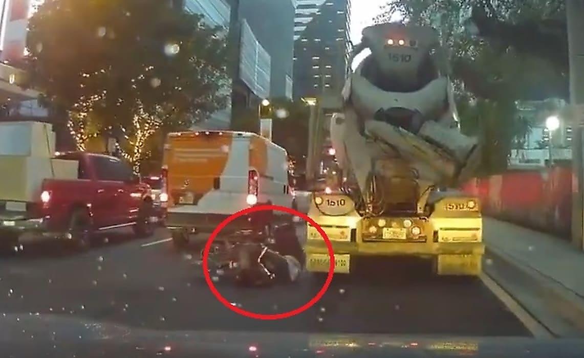 Велокурьер чудом не угодил под цементовоз и попал на видео во Флориде