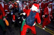 Тысячи разнополых «Санта - Клаусов» вышли на улицы Вуллонгонга, Лондона и Нью - Йорка + зомби вечеринка в Австралии (Видео) 107