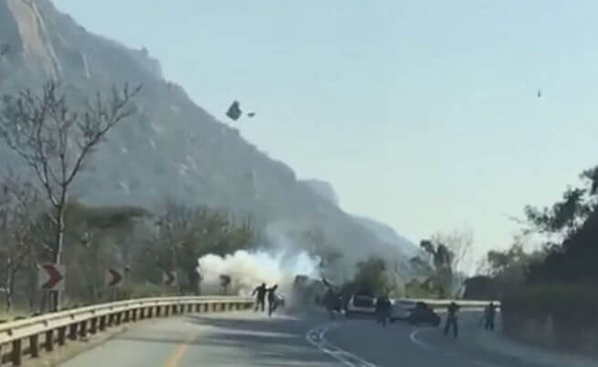 Грабители взорвали инкассаторский фургон в ЮАР (Видео)