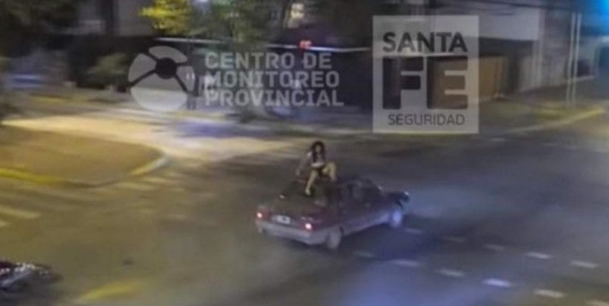 Малолетние мотоциклисты отделались синяками, после столкновения с автомобилем в Аргентине (Видео)