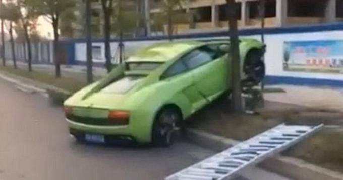 Пьяный китаец разбил взятый напрокат, для привлечения внимания девушки Lamborghini (Видео)