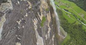 Австралийские экстремалы совершили полёты на вингсьютах в горах Норвегии. (Видео) 5