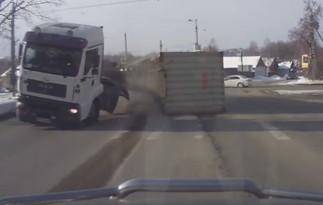Водитель фуры «потерял» груз на перекрёстке в Смоленске (Видео)
