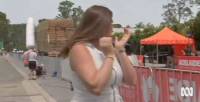 Грузовик с сеном снёс надувную арку во время трансляции выпуска новостей в Австралии. (Видео) 2