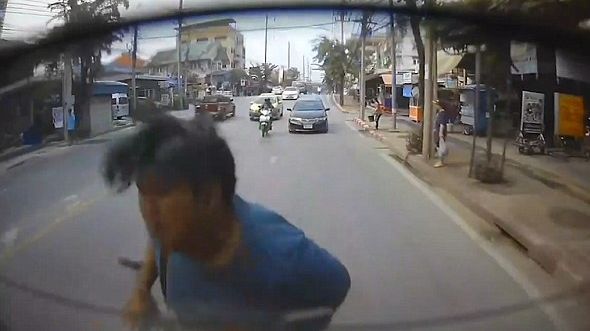 Мотоциклист, занятый своим мобильным телефоном, стремительно догнал автомобиль в Тайланде (Видео)