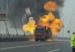 Загоревшийся грузовик устроил грандиозное «фаер-шоу» на китайском мосту (Видео)