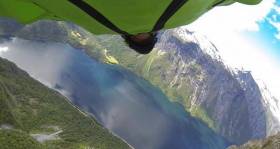 Австралийские экстремалы совершили полёты на вингсьютах в горах Норвегии. (Видео) 4