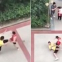 Китайский автовладелец в споре за место на парковке выбрал «неправильного» соперника (Видео)