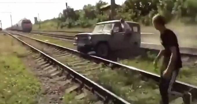 Водитель застрявшего на ж/д путях «УАЗа» успел убежать за мгновение до столкновения с поездом (Видео)