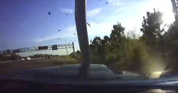 Водитель, утратив способность управлять автомобилем, на огромной скорости снёс столб на автотрассе в США (Видео)